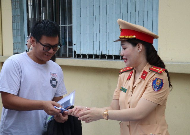 CSGT TP. HCM dùng xe đặc chủng chở thí sinh về nhà lấy giấy tờ đến điểm thi- Ảnh 7. CSGT TP. HCM dùng xe đặc chủng chở thí sinh về nhà lấy giấy tờ đến điểm thi- Ảnh 7.