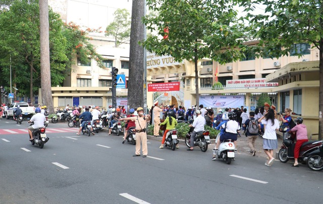 CSGT TP. HCM dùng xe đặc chủng chở thí sinh về nhà lấy giấy tờ đến điểm thi- Ảnh 1. CSGT TP. HCM dùng xe đặc chủng chở thí sinh về nhà lấy giấy tờ đến điểm thi- Ảnh 1.