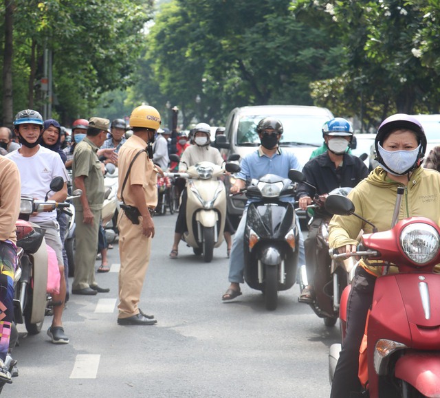 CSGT TP. HCM dùng xe đặc chủng chở thí sinh về nhà lấy giấy tờ đến điểm thi- Ảnh 2. CSGT TP. HCM dùng xe đặc chủng chở thí sinh về nhà lấy giấy tờ đến điểm thi- Ảnh 2.