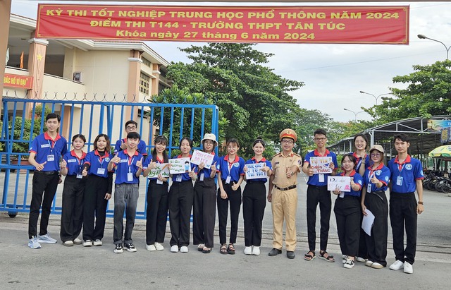 CSGT TP. HCM dùng xe đặc chủng chở thí sinh về nhà lấy giấy tờ đến điểm thi- Ảnh 8. CSGT TP. HCM dùng xe đặc chủng chở thí sinh về nhà lấy giấy tờ đến điểm thi- Ảnh 8.