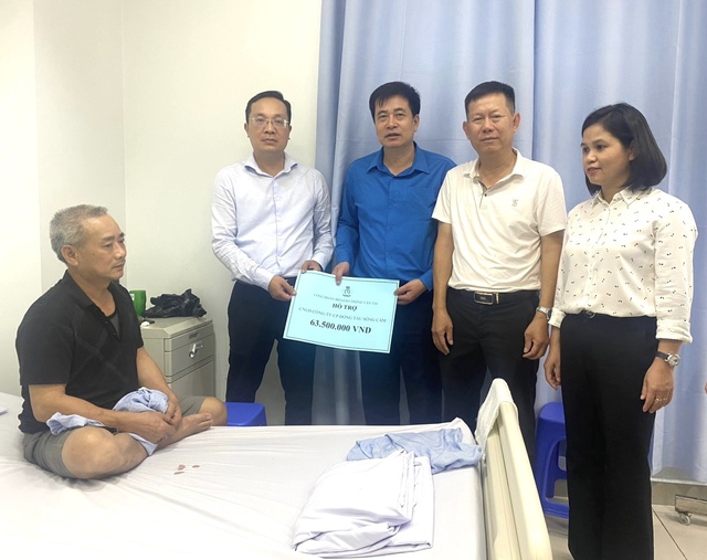 Công đoàn GTVT Việt Nam thăm, hỗ trợ tiền các công nhân bị ngộ độc thực phẩm- Ảnh 1.