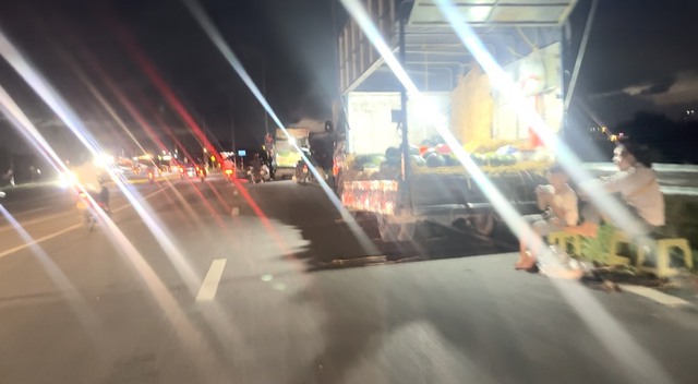 Bắc Giang: Chợ cóc “mọc” hết đường gom QL1 thuộc thị xã Việt Yên- Ảnh 7. Bắc Giang: Chợ cóc “mọc” hết đường gom QL1 thuộc thị xã Việt Yên- Ảnh 7.