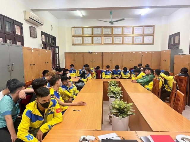 Cảnh sát triệu tập gần 100 lái xe công nghệ vụ hẹn đánh nhau náo loạn hồ điều hoà Mai Dịch- Ảnh 1. Cảnh sát triệu tập gần 100 lái xe công nghệ vụ hẹn đánh nhau náo loạn hồ điều hoà Mai Dịch- Ảnh 1.