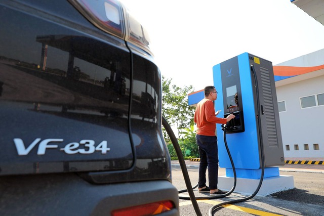 Khách hàng sử dụng ô tô và xe máy điện VinFast được hưởng những quyền lợi chưa từng có trong khuôn khổ chiến dịch “Mãnh liệt Tinh thần Việt Nam - Vì Tương lai Xanh”. Khách hàng sử dụng ô tô và xe máy điện VinFast được hưởng những quyền lợi chưa từng có trong khuôn khổ chiến dịch “Mãnh liệt Tinh thần Việt Nam - Vì Tương lai Xanh”.