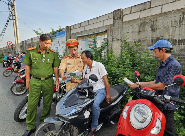 TP. HCM: CSGT tặng nước suối, bút viết, thước kẻ cho thí sinh- Ảnh 7. TP. HCM: CSGT tặng nước suối, bút viết, thước kẻ cho thí sinh- Ảnh 7.