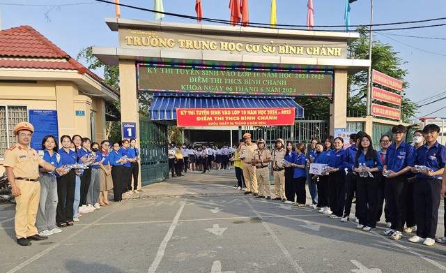 TP. HCM: CSGT tặng nước suối, bút viết, thước kẻ cho thí sinh- Ảnh 1. TP. HCM: CSGT tặng nước suối, bút viết, thước kẻ cho thí sinh- Ảnh 1.