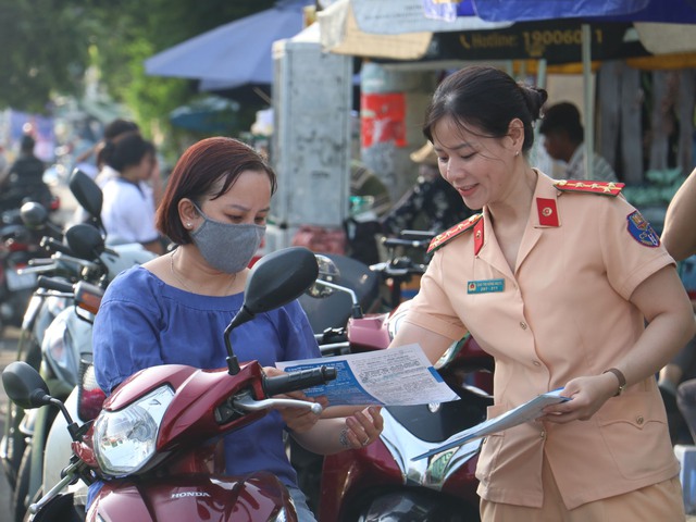 TP. HCM: CSGT tặng nước suối, bút viết, thước kẻ cho thí sinh- Ảnh 6. TP. HCM: CSGT tặng nước suối, bút viết, thước kẻ cho thí sinh- Ảnh 6.