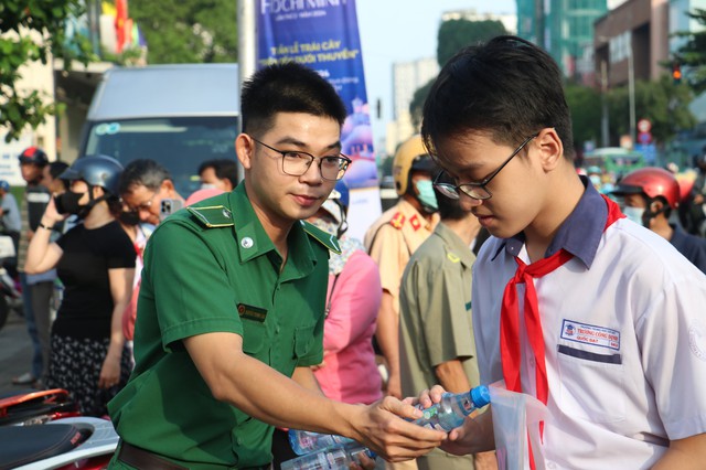 TP. HCM: CSGT tặng nước suối, bút viết, thước kẻ cho thí sinh- Ảnh 4. TP. HCM: CSGT tặng nước suối, bút viết, thước kẻ cho thí sinh- Ảnh 4.