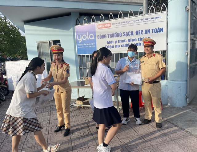 TP. HCM: CSGT tặng nước suối, bút viết, thước kẻ cho thí sinh- Ảnh 5. TP. HCM: CSGT tặng nước suối, bút viết, thước kẻ cho thí sinh- Ảnh 5.