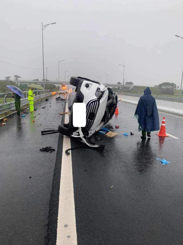 Ôtô con tự lật trên cao tốc, tài xế tử vong tại chỗ, người đi cùng bị thương- Ảnh 1.