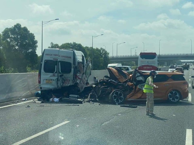 Hai người tử vong tại chỗ sau tai nạn liên hoàn giữa 3 ôtô trên cao tốc Hà Nội - Hải Phòng- Ảnh 1.