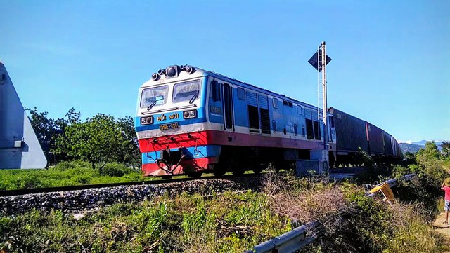 VNR đề nghị Công an Yên Bái điều tra vụ ném đá lên tàu khiến một phụ lái nhập viện- Ảnh 1.