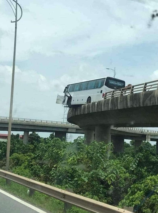 Cận cảnh xe chở công nhân lơ lửng trên thành cầu ở Bắc Ninh- Ảnh 5.