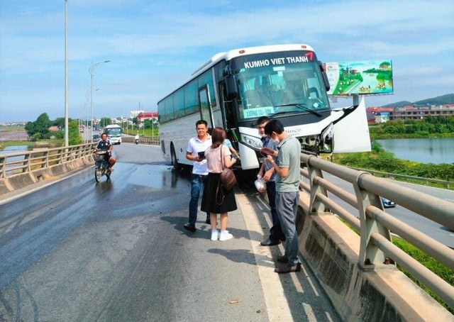 Cận cảnh xe chở công nhân lơ lửng trên thành cầu ở Bắc Ninh- Ảnh 4.