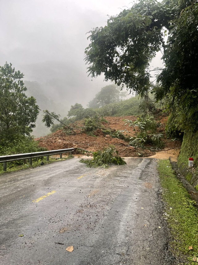 Video: Sạt lở lớn trên QL34 qua Hà Giang vùi lấp xe khách, 10 người thiệt mạng- Ảnh 1. Video: Sạt lở lớn trên QL34 qua Hà Giang vùi lấp xe khách, 10 người thiệt mạng- Ảnh 1.