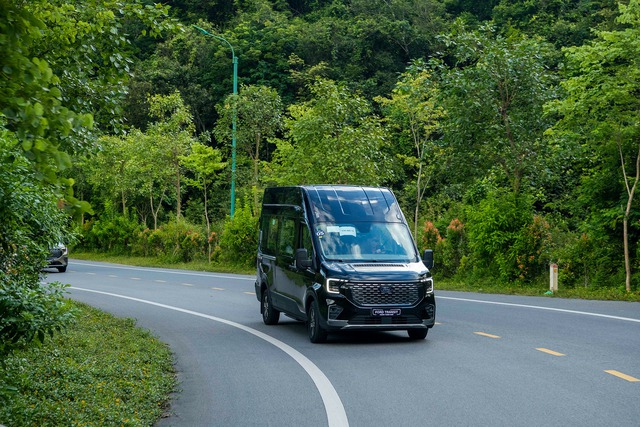 Ford Transit 2024 có 3 phiên bản cùng 2 tùy chọn 16 chỗ và 18 chỗ, bên cạnh 2 phiên bản limousine 10 và 12 chỗ D-Car.