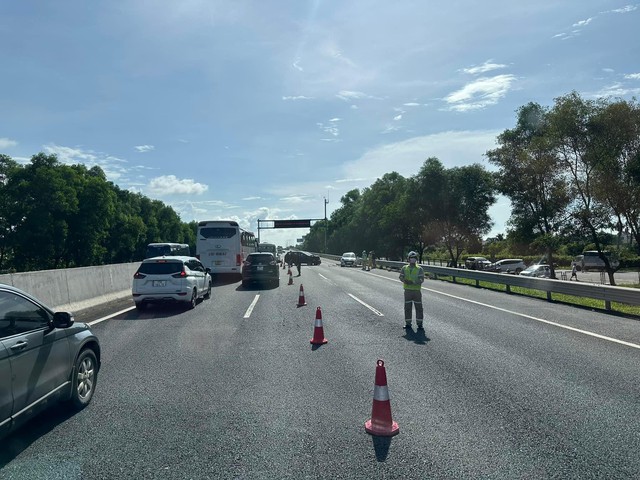 Hai người thoát chết kỳ diệu khi ôtô đang chạy trên cao tốc bất ngờ nổ lốp - Ảnh 1. Hai người thoát chết kỳ diệu khi ôtô đang chạy trên cao tốc bất ngờ nổ lốp - Ảnh 1.