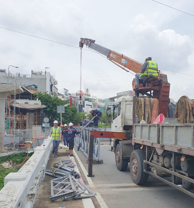 Đẩy nhanh thi công hoàn thành 9 cầu bộ hành trên tuyến metro Bến Thành - Suối Tiên- Ảnh 2.