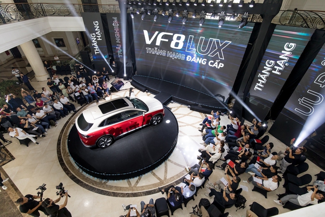 VinFast bắt đầu nhận đặt cọc VF 8 Lux kể từ ngày 16/7 kèm hàng loạt ưu đãi. VinFast bắt đầu nhận đặt cọc VF 8 Lux kể từ ngày 16/7 kèm hàng loạt ưu đãi.