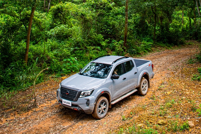 Nissan Navara 2024 được nhập khẩu nguyên chiếc từ Thái Lan.
