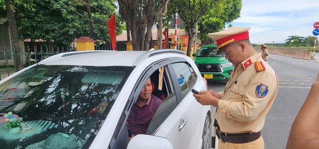 Thấy gì khi CSGT kiểm tra giấy tờ lái xe qua VNeID?- Ảnh 2. Thấy gì khi CSGT kiểm tra giấy tờ lái xe qua VNeID?- Ảnh 2.