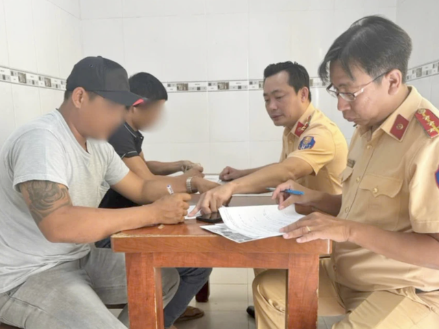 CSGT xử phạt tài xế dùng thanh sắt giải quyết mâu thuẫn giao thông- Ảnh 2. CSGT xử phạt tài xế dùng thanh sắt giải quyết mâu thuẫn giao thông- Ảnh 2.