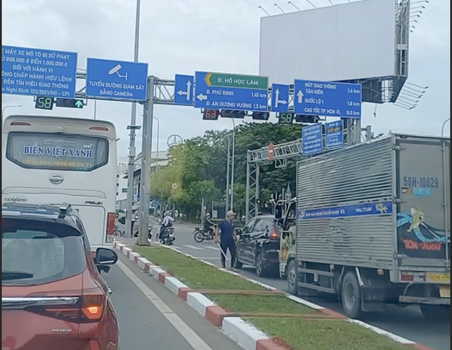 CSGT xử phạt tài xế dùng thanh sắt giải quyết mâu thuẫn giao thông- Ảnh 1. CSGT xử phạt tài xế dùng thanh sắt giải quyết mâu thuẫn giao thông- Ảnh 1.