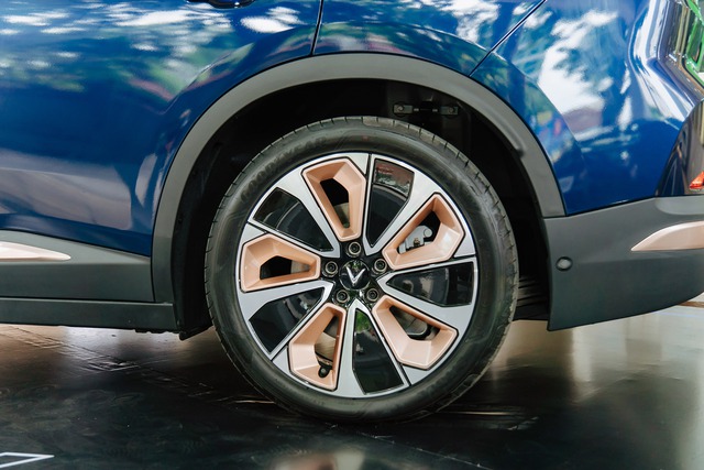 Cận cảnh VinFast VF 8 Lux Hỏa Long Độc Bản chỉ có 888 chiếc trên thị trường- Ảnh 3.