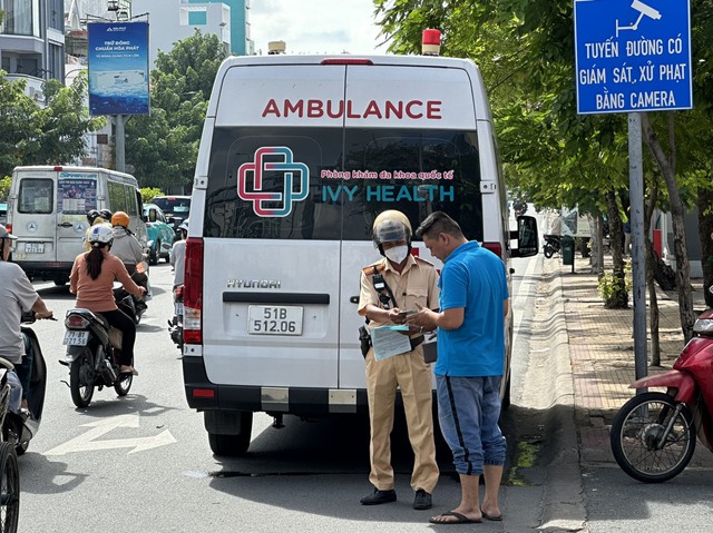 CSGT TP. HCM tăng cường kiểm tra, xử phạt xe sử dụng còi, đèn ưu tiên trái phép- Ảnh 1. CSGT TP. HCM tăng cường kiểm tra, xử phạt xe sử dụng còi, đèn ưu tiên trái phép- Ảnh 1.