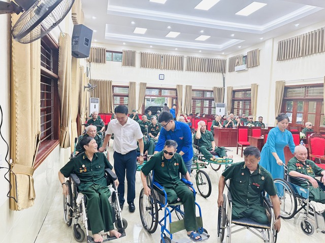 Cục Đường bộ VN: Thăm hỏi và tặng quà thương bệnh binh- Ảnh 2. Cục Đường bộ VN: Thăm hỏi và tặng quà thương bệnh binh- Ảnh 2.