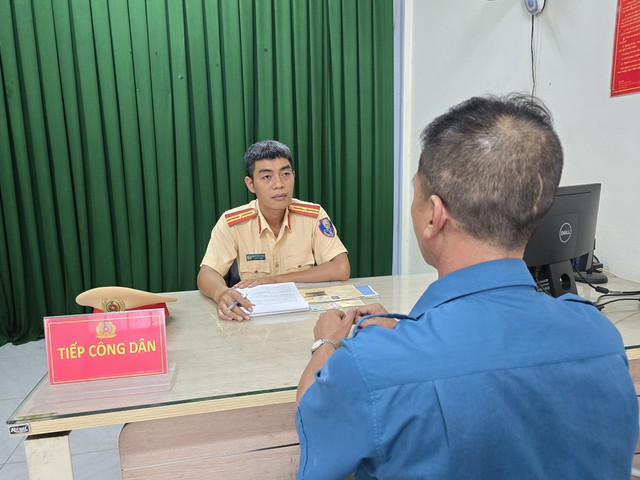 CSGT TP. HCM tìm nạn nhân bị xe buýt hất văng xuống đường- Ảnh 1.