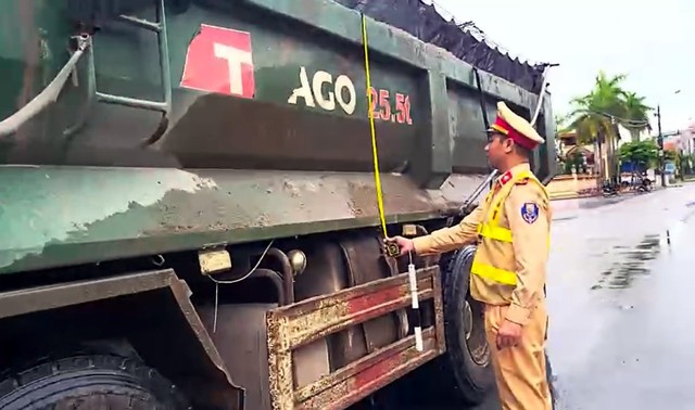 Thái Bình: Xử phạt 4 trường hợp xe chở hàng vượt quá tải trọng sau khi Tạp chí GTVT phản ánh- Ảnh 1.