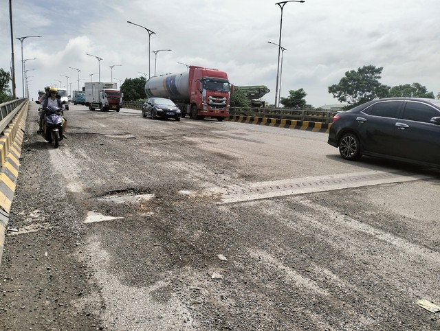 Khẩn trương sửa chữa mặt cầu Phù Đổng- Ảnh 1. Khẩn trương sửa chữa mặt cầu Phù Đổng- Ảnh 1.