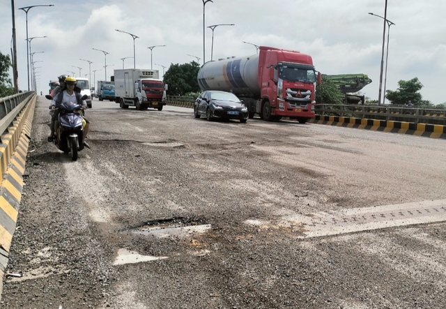 Khắc phục ngay hư hỏng mặt cầu Phù Đổng sau phản ánh của Tạp chí GTVT- Ảnh 1.