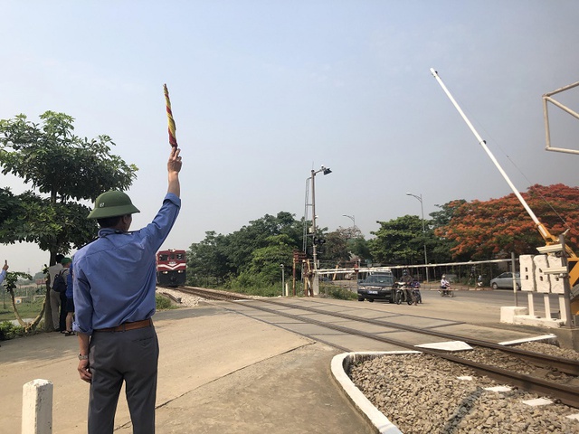 Phải hoàn thành sửa chữa toàn bộ 566 đường ngang trong năm 2025- Ảnh 1. Phải hoàn thành sửa chữa toàn bộ 566 đường ngang trong năm 2025- Ảnh 1.