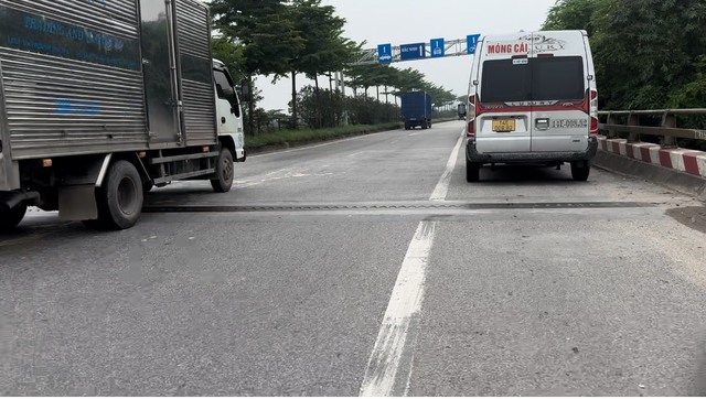 Quốc lộ 18 vẫn tồn tại việc buôn bán ngay lòng đường- Ảnh 1.