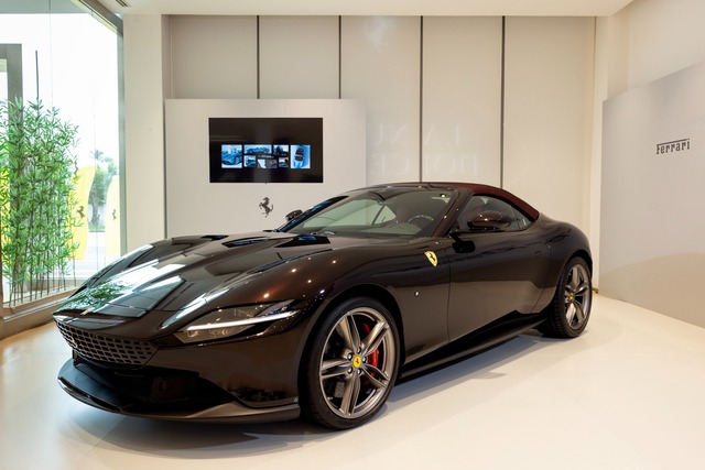 Siêu xe mui trần Ferrari Roma Spider nhập khẩu chính hãng tại Việt Nam. Siêu xe mui trần Ferrari Roma Spider nhập khẩu chính hãng tại Việt Nam.