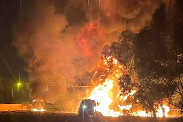 Phát hiện một thi thể sau vụ cháy xe bồn trên cao tốc Hà Nội - Hải Phòng - Ảnh 1. Phát hiện một thi thể sau vụ cháy xe bồn trên cao tốc Hà Nội - Hải Phòng - Ảnh 1.