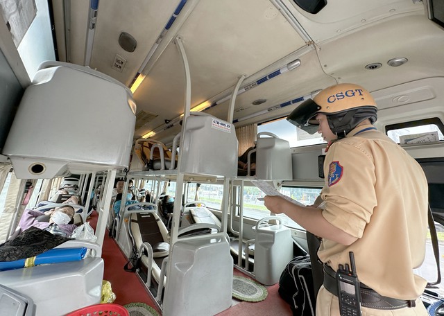 Đội CSGT Phú Lâm xử phạt nhiều xe khách dừng, đỗ sai quy định trước Bến xe Miền Tây- Ảnh 8.