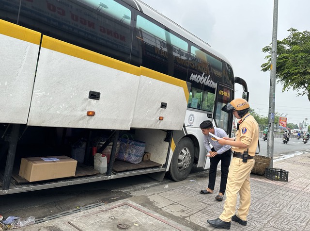 Đội CSGT Phú Lâm xử phạt nhiều xe khách dừng, đỗ sai quy định trước Bến xe Miền Tây- Ảnh 9.