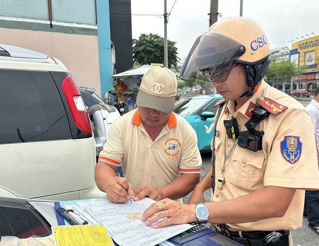 Đội CSGT Phú Lâm xử phạt nhiều xe khách dừng, đỗ sai quy định trước Bến xe Miền Tây- Ảnh 3.