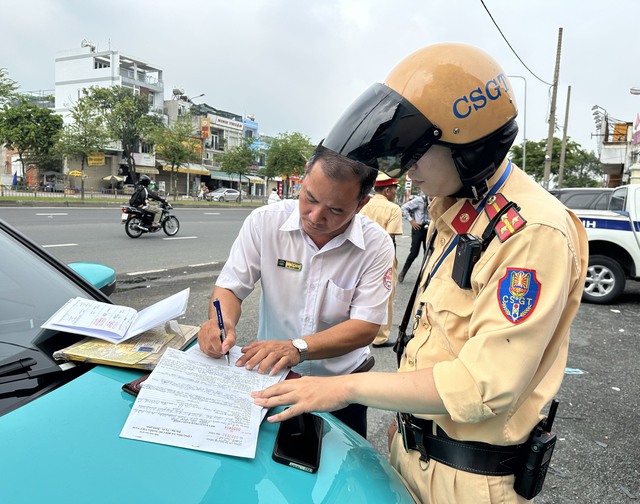 Đội CSGT Phú Lâm xử phạt nhiều xe khách dừng, đỗ sai quy định trước Bến xe Miền Tây- Ảnh 5.