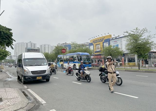 Đội CSGT Phú Lâm xử phạt nhiều xe khách dừng, đỗ sai quy định trước Bến xe Miền Tây- Ảnh 6.