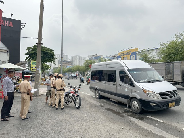 Đội CSGT Phú Lâm xử phạt nhiều xe khách dừng, đỗ sai quy định trước Bến xe Miền Tây- Ảnh 1.