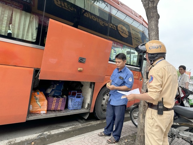 Đội CSGT Phú Lâm xử phạt nhiều xe khách dừng, đỗ sai quy định trước Bến xe Miền Tây- Ảnh 10.