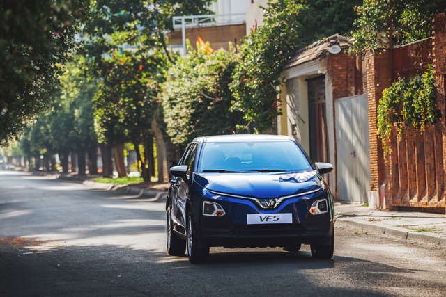 Bên cạnh mua bán xe cũ, công ty FGF của tỷ phú Phạm Nhật Vượng còn cung cấp dịch vụ cho thuê xe điện tự lái cũ và mới. Bên cạnh mua bán xe cũ, công ty FGF của tỷ phú Phạm Nhật Vượng còn cung cấp dịch vụ cho thuê xe điện tự lái cũ và mới.