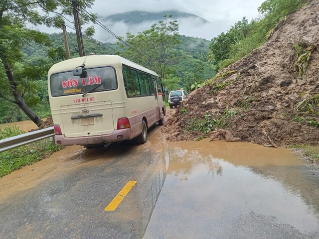 Trắng đêm đảm bảo giao thông, thông tuyến QL34 qua Cao Bằng- Ảnh 1. Trắng đêm đảm bảo giao thông, thông tuyến QL34 qua Cao Bằng- Ảnh 1.