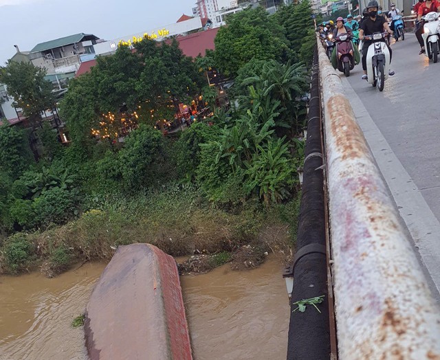 Lộ nguyên nhân sà lan lật úp dưới chân cầu Chương Dương- Ảnh 1.