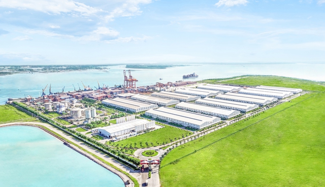 Cảng Chu Lai - cửa ngõ giao thương hàng hóa quốc tế với hệ thống kho bãi hơn 300.000 m2. Cảng Chu Lai - cửa ngõ giao thương hàng hóa quốc tế với hệ thống kho bãi hơn 300.000 m2.