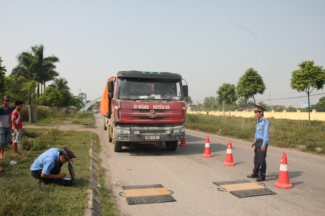 Kiến nghị tháo dỡ biển báo không phù hợp trên QL10 - Ảnh 1.